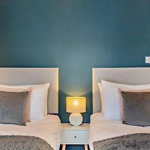  Holiday home 3-bedroom With Free Parking&flexible Bed Configuration United Kingdom